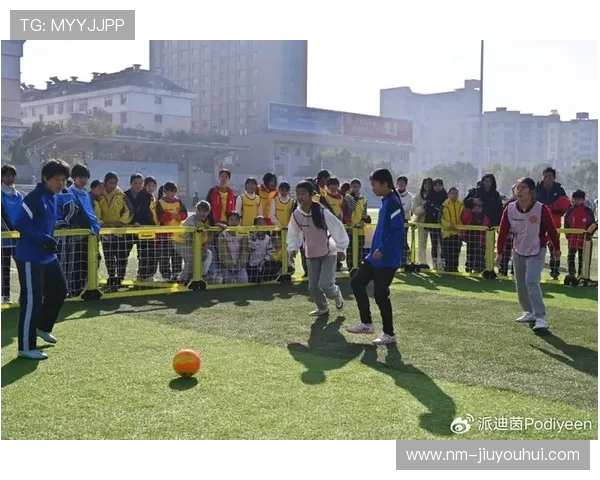 从地面视角捕捉足球飞驰瞬间展现运动力量与激情